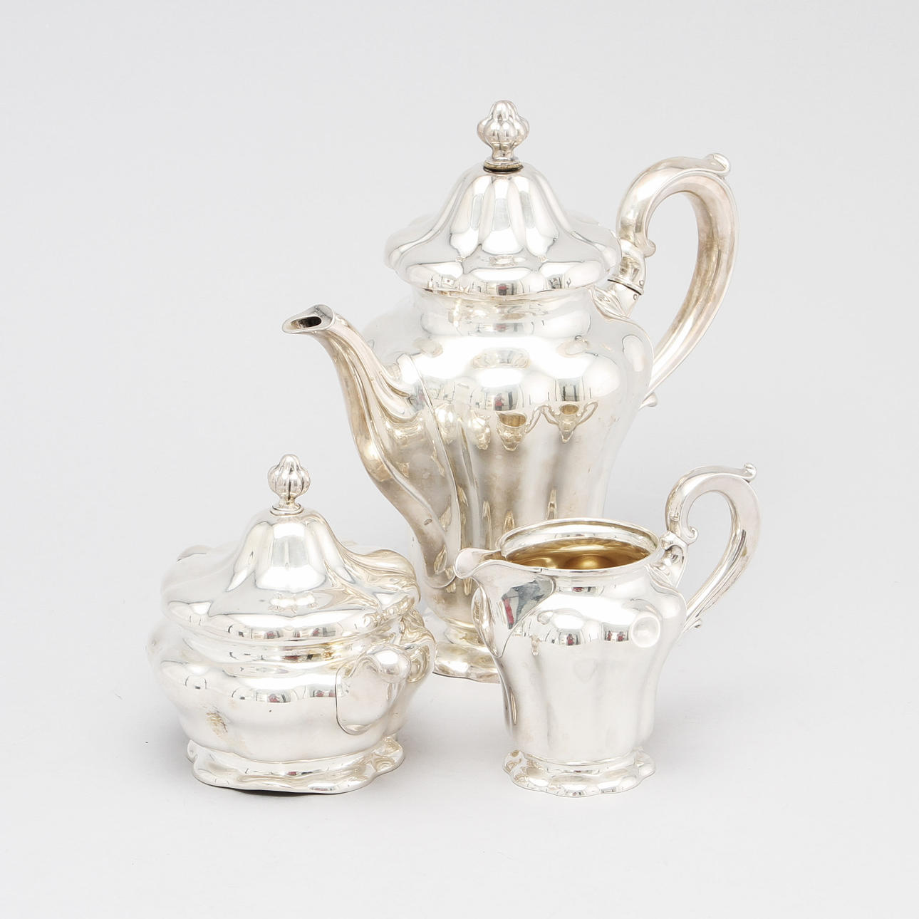 KAFFESERVIS, silver, 3 delar, rokokostil, ca 1100 gram.