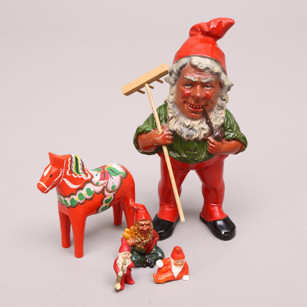 TOMTAR, fyra stycken, keramik/porslin samt DALAHÄST.