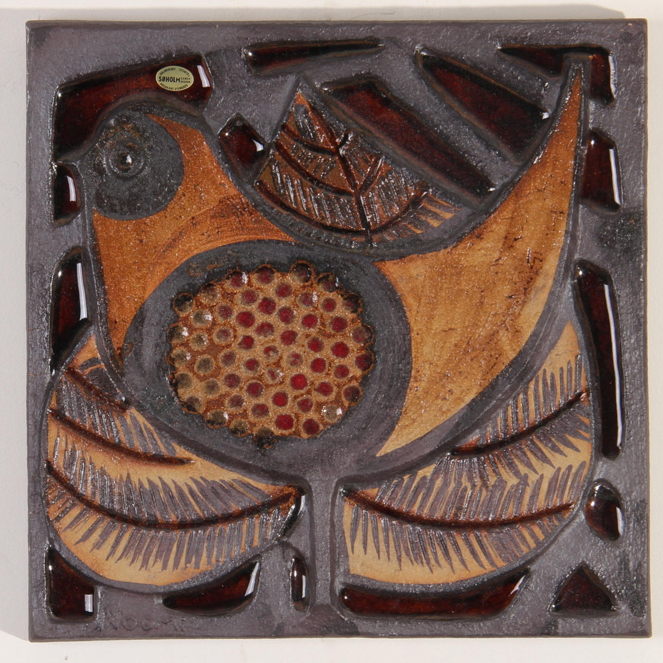 VÄGGRELIEF, stengods, Söholm, signerad Noomi.