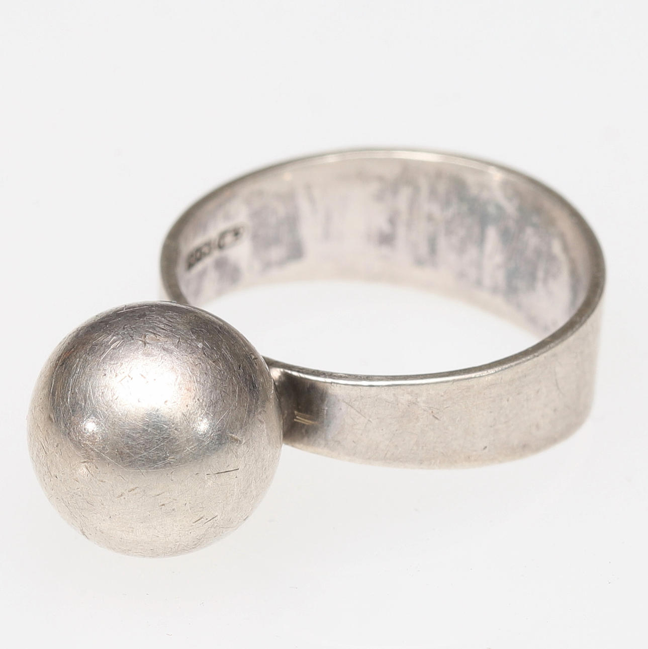 RING, silver, med kula.