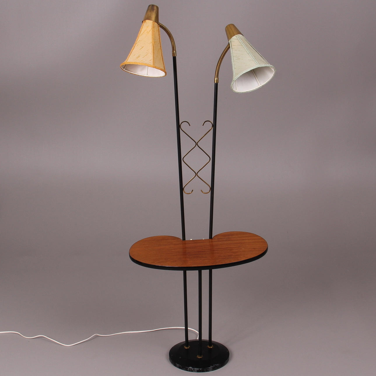 GOLVLAMPA, med bord, 1950-tal.