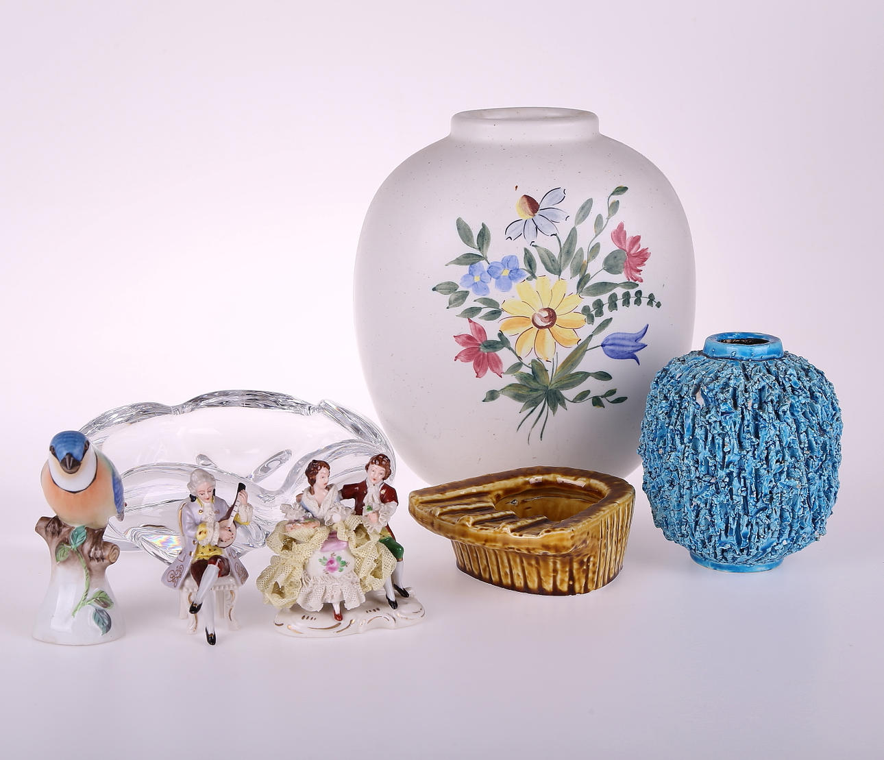 KERAMIK-/PORSLINSFÖREMÅL + GLASFÖREMÅL: sju stycken.