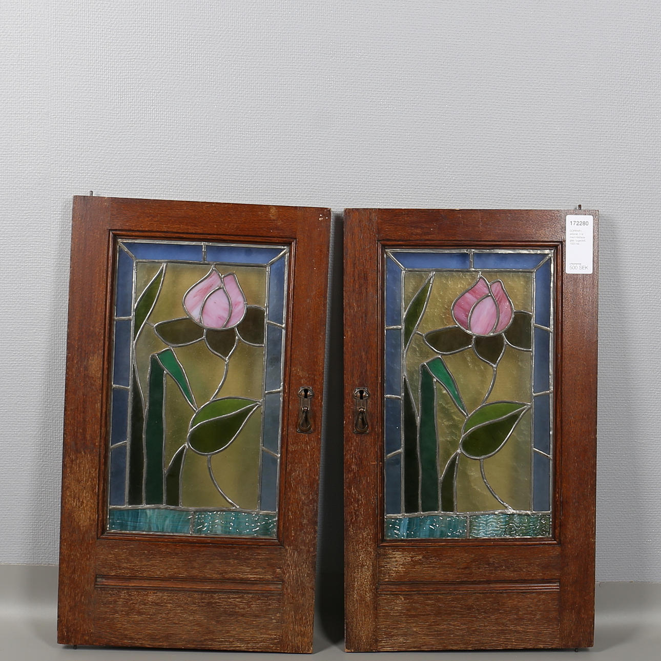 DÖRRAR i ekfanér, 2 st med infattade glas i jugedstil, 1920-tal.