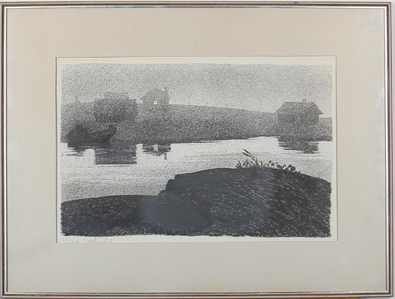 ROLAND SVENSSON. Dunkelt skärgårdsmotiv. Färglitografi. Signerad Roland S. 343/350.