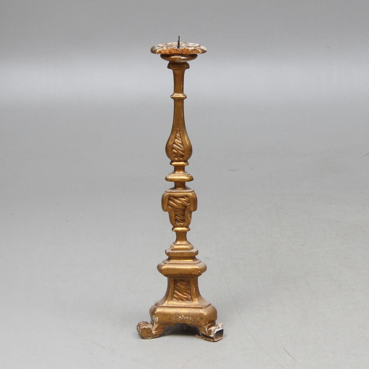 ALTARLJUSSTAKE, bronserat trä.