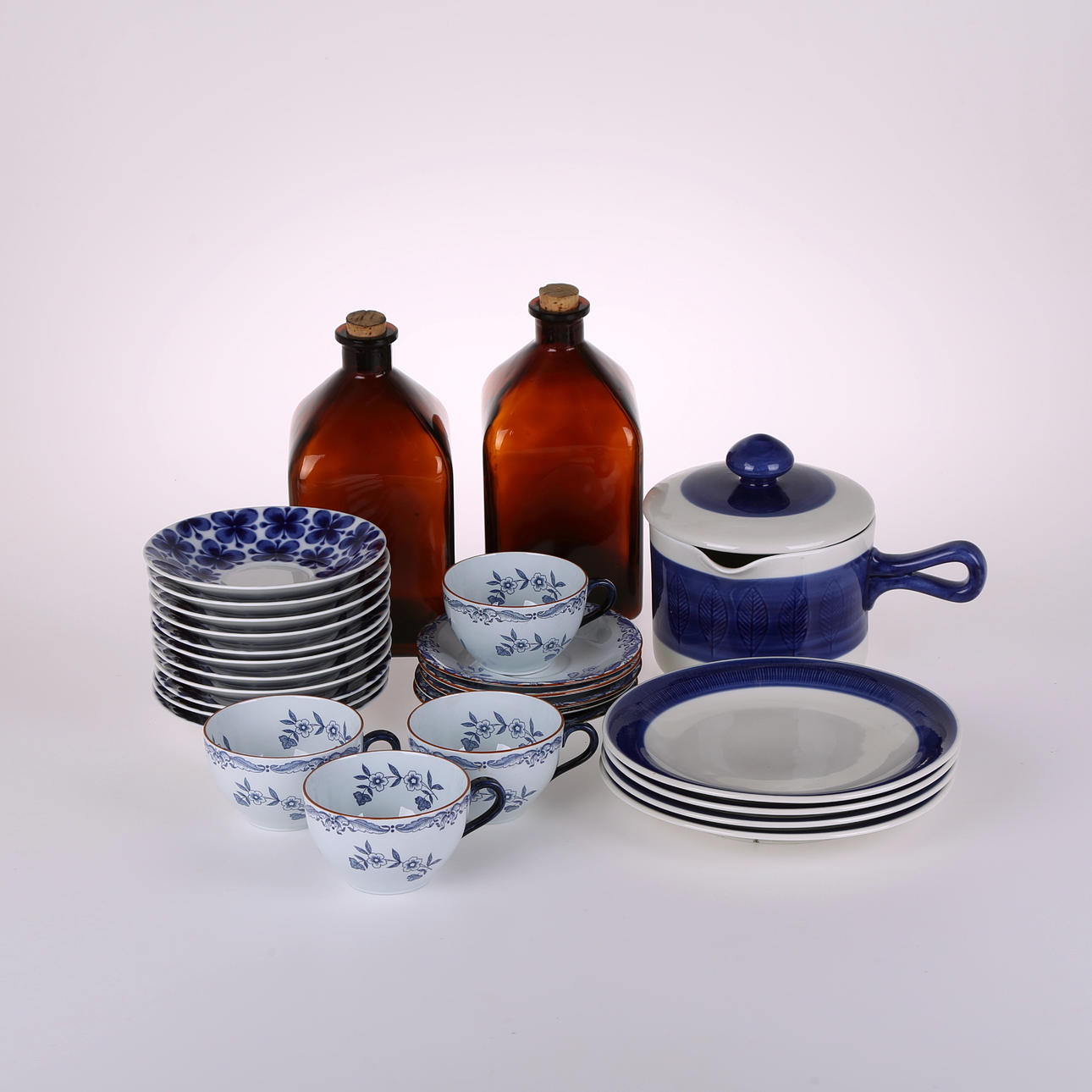 PORSLINSFÖREMÅL, 25 delar, samt FLASKOR, glas, ett par.