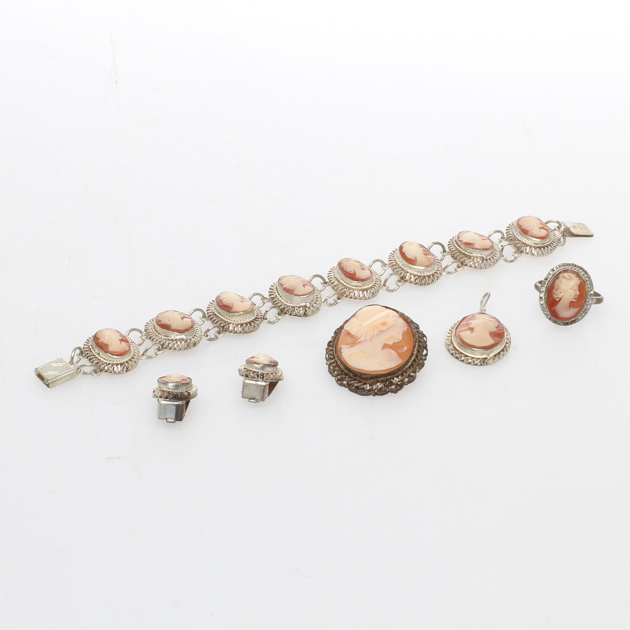 SMYCKEN, 5 delar, oädel metall med caméarbeten, 1900-tal.