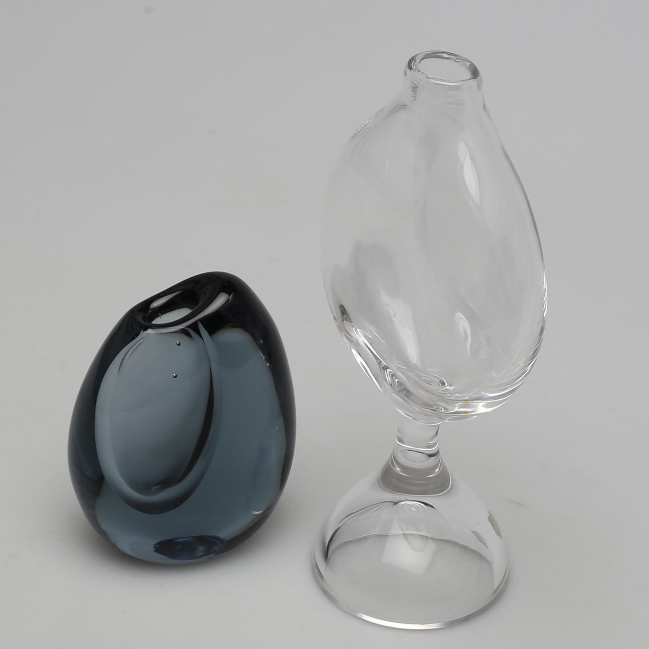 VASER i glas, 2 st. Signerad Vicke Lindstrand, Kosta.