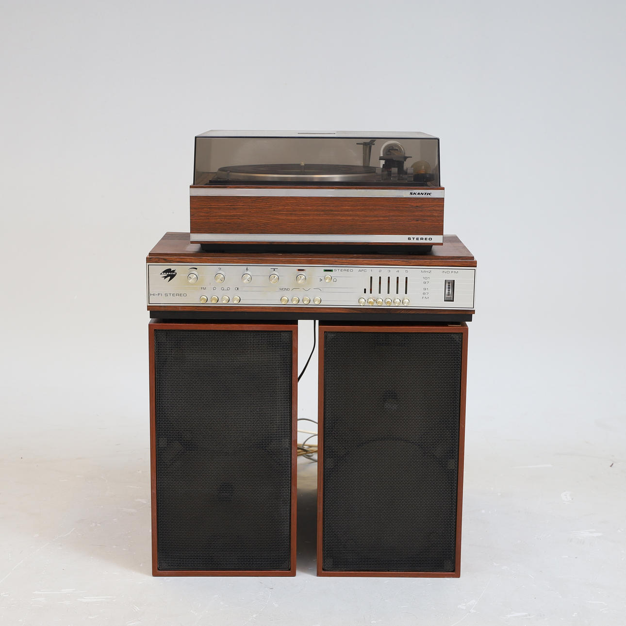 LP-SOITIN VAhvistimella ja kaiuttimilla.