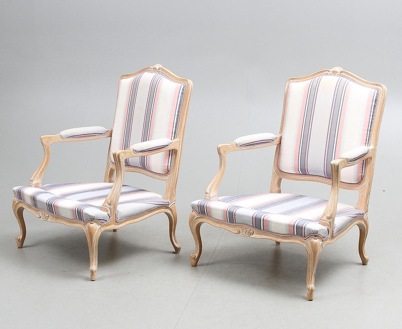 FÅTÖLJER, ett par, rokokostil, 1900-talets fjärde kvartal.