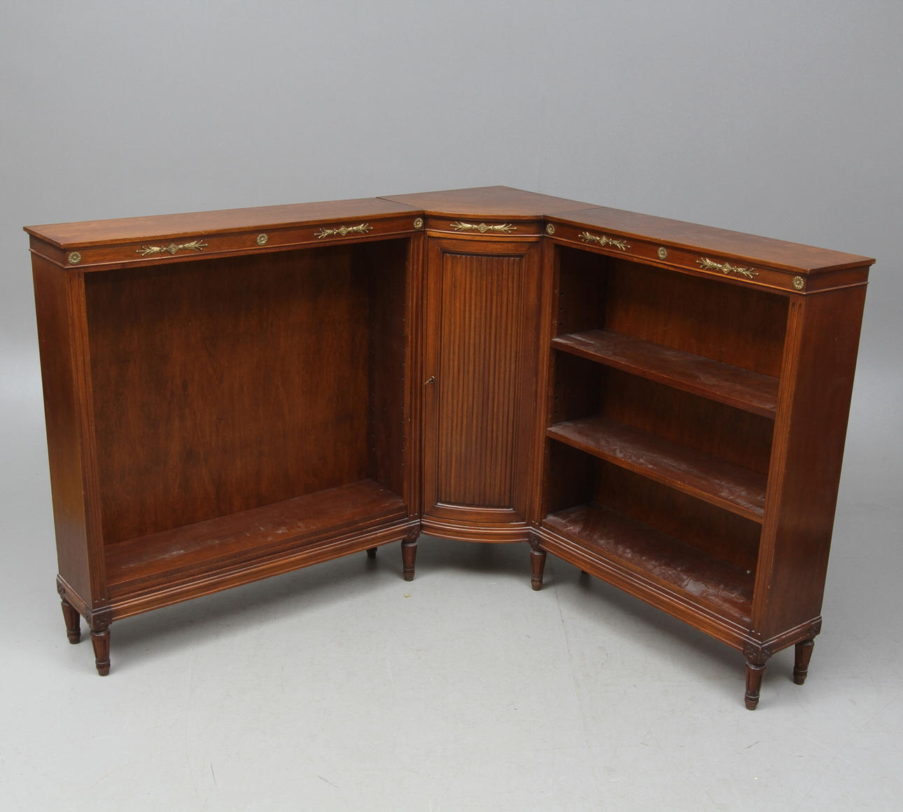 HÖRNBOKHYLLA, gustaviansk stil, 1900-tal.