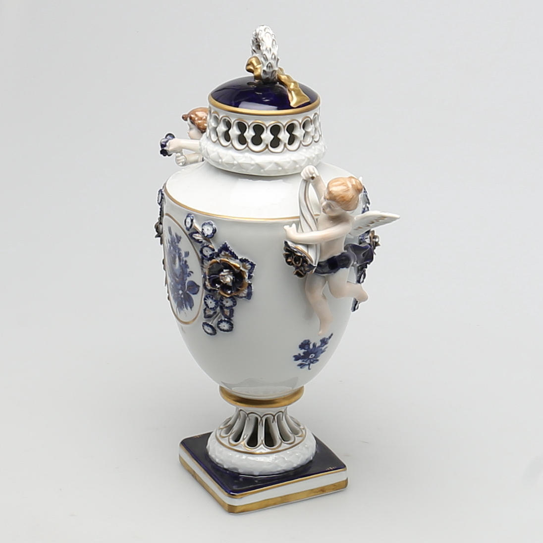 URNA, med lock i porslin. Ungersk? 1900-talets första hälft.