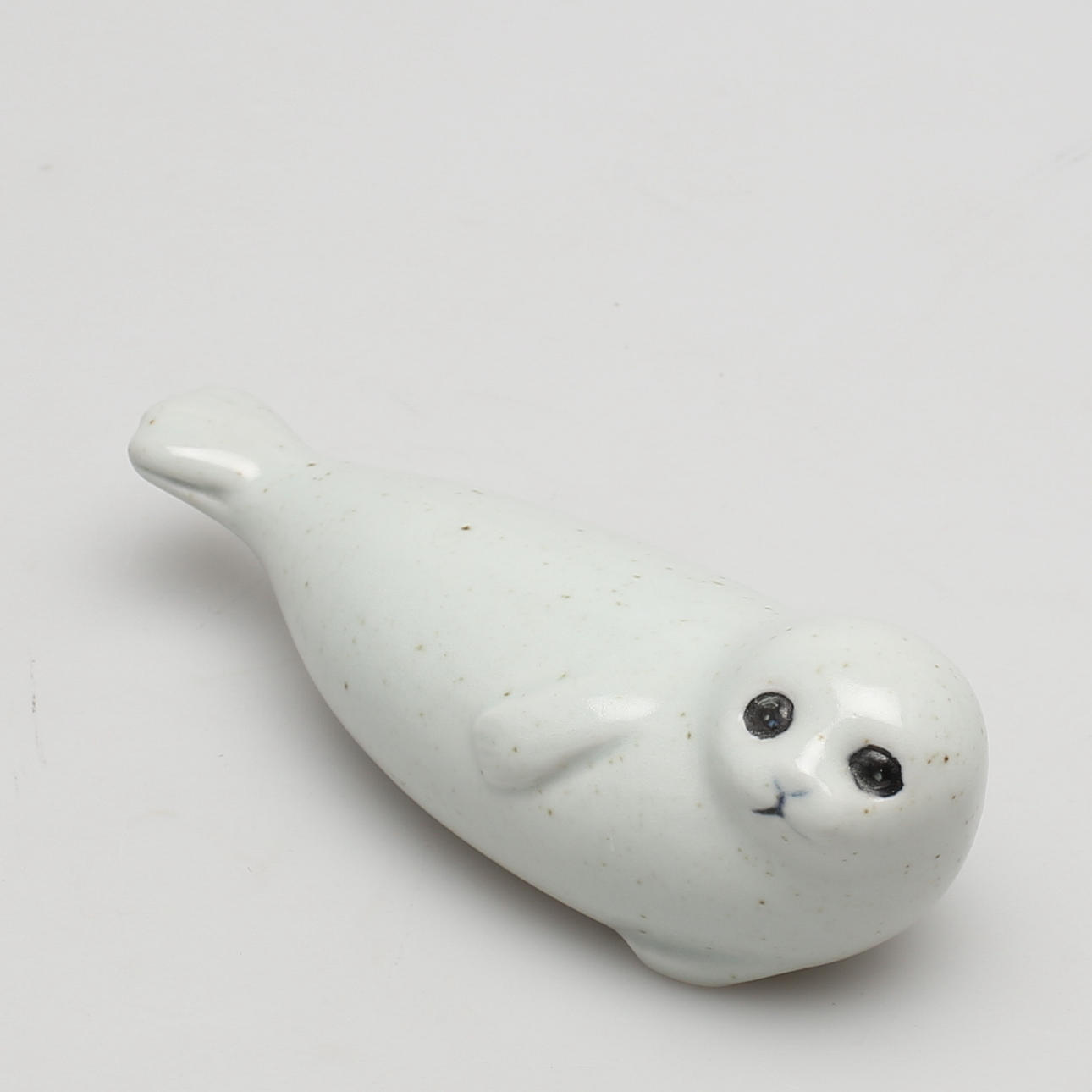 FIGURIN i stengods Säl. Ettikettmärkt Lisa Larson.