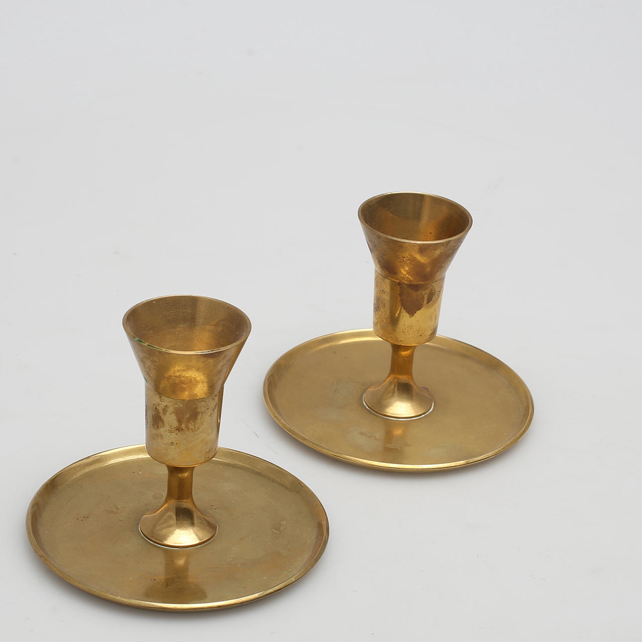 MÄSSINGSLJUSSTAKAR, 2 st. Design Pierre Forsell, Skulltuna.