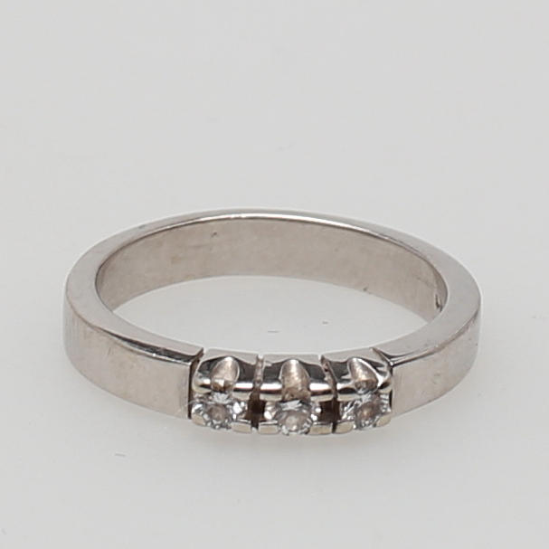 RING, 14 karat vitt guld, 3 brilliantslipade moissanitestenar.