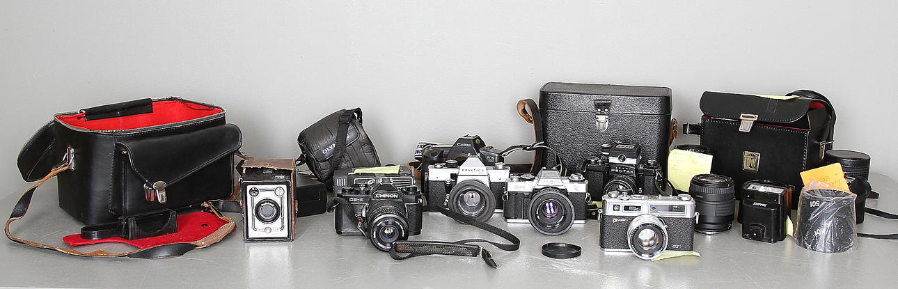 DIVERSE KAMEROR och FOTOUTRUSTNING, en låda,1900-tal.