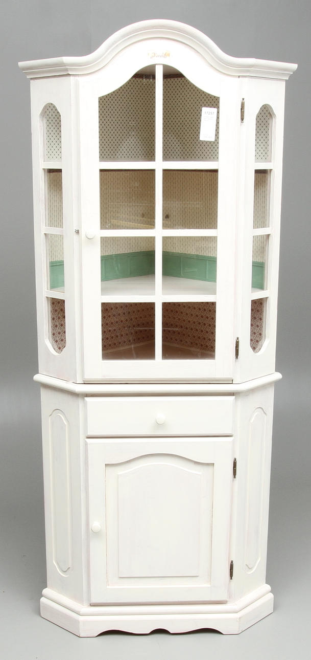 HÖRNVITRINSKÅP, rokokostil, 1900-tal.