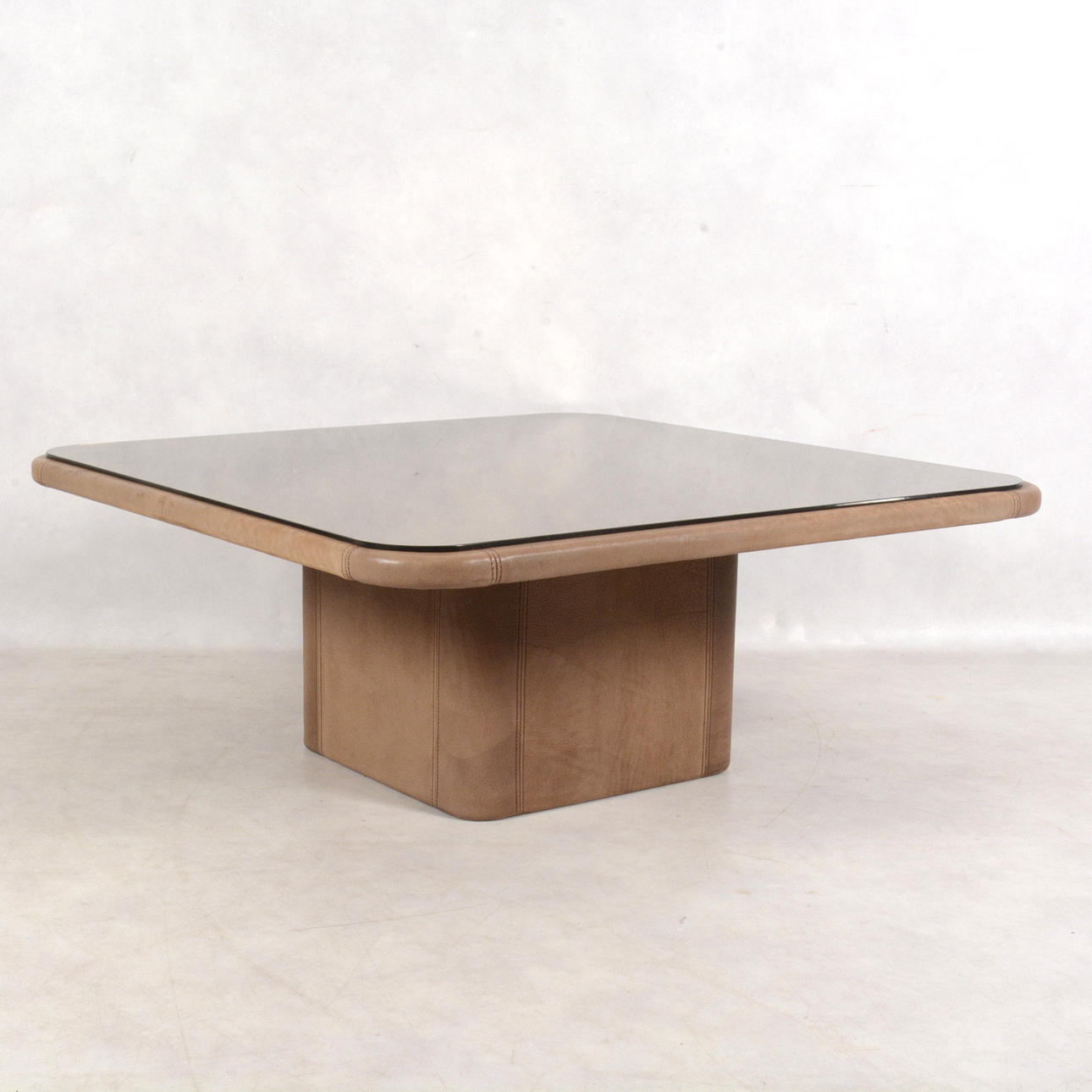 COUCHTISCH, Leder mit Glasplatte, 20. Jahrhundert.