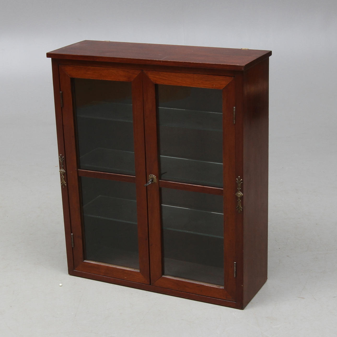 HÄNGSSKÅP, med vitrindörrar, 1900-tal.