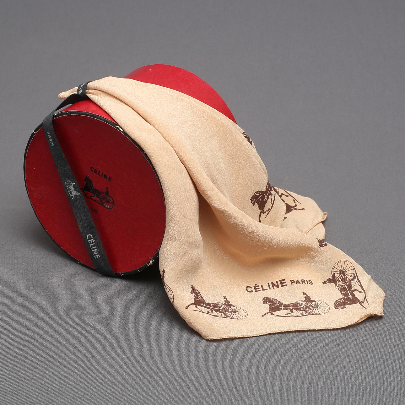 CELINE. Scarf, siden, med ask.
