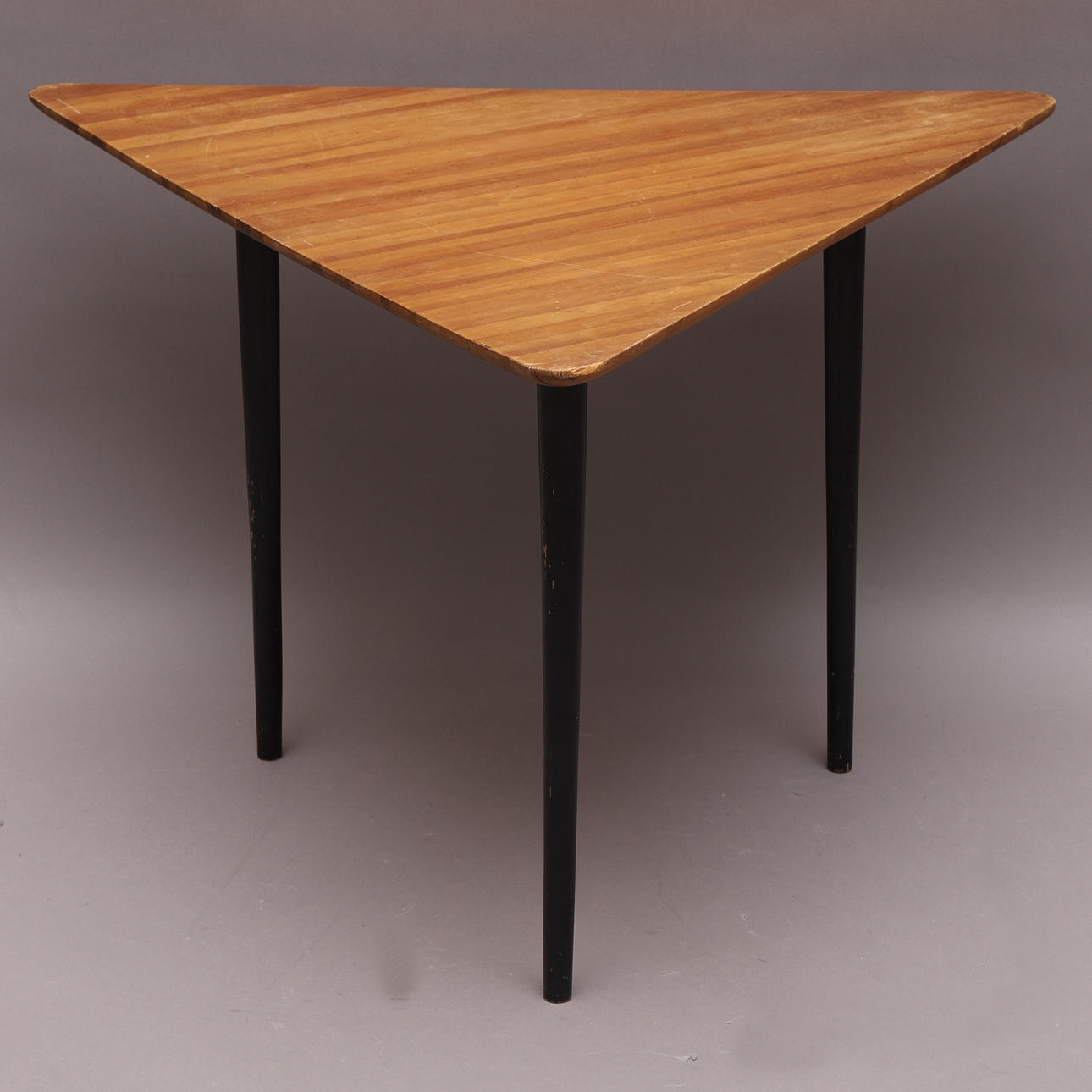 BORD, trekantigt, trä.