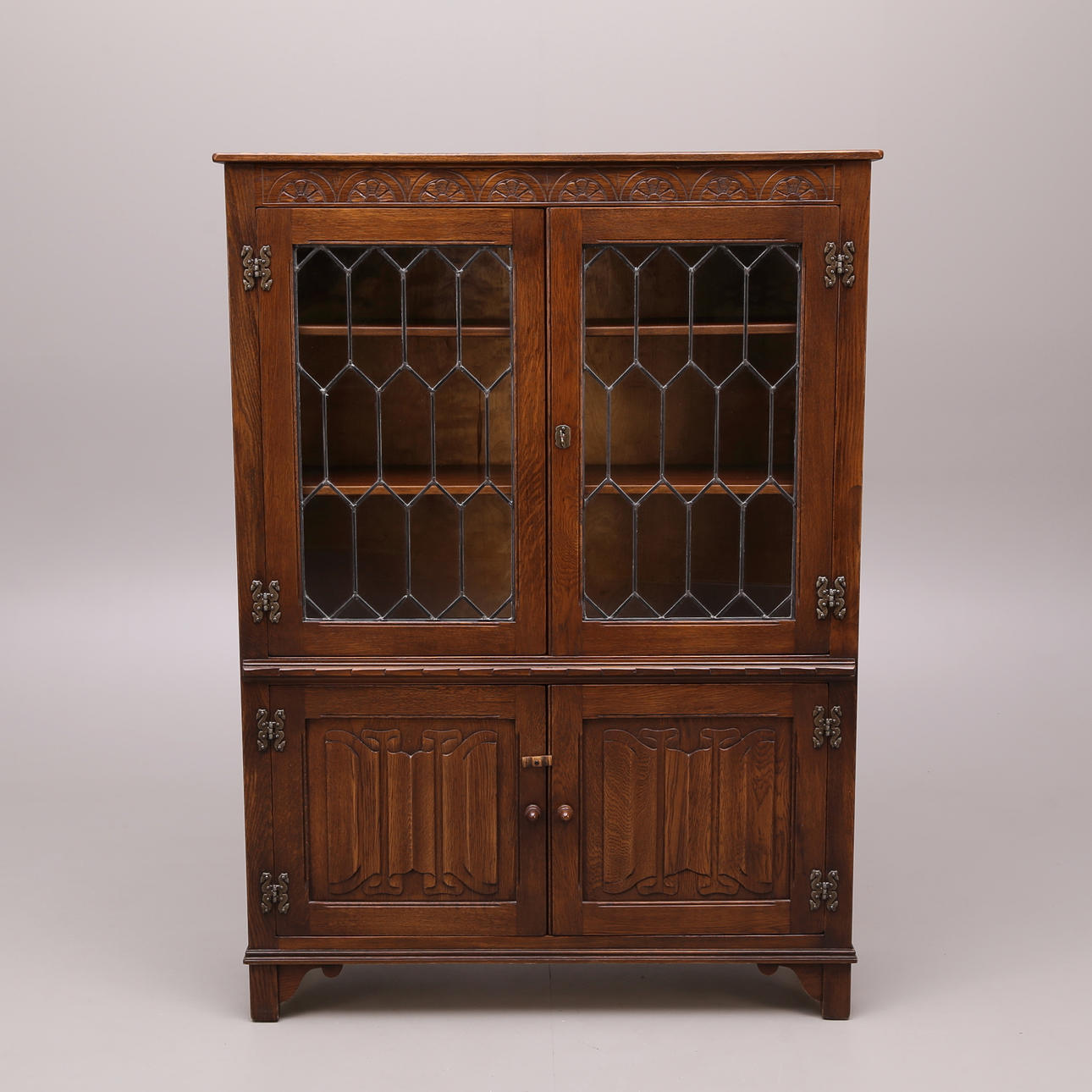 VITRINSKÅP, ek, 1900-tal.