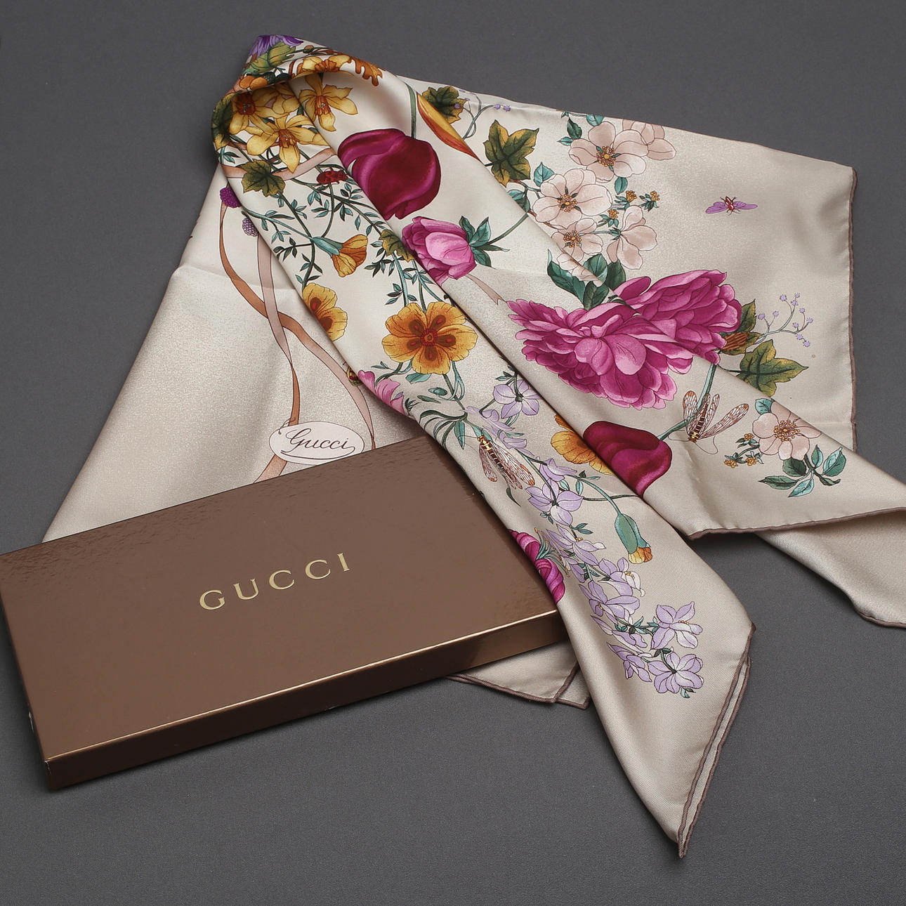 GUCCI. Tørklæde, silke og ask.