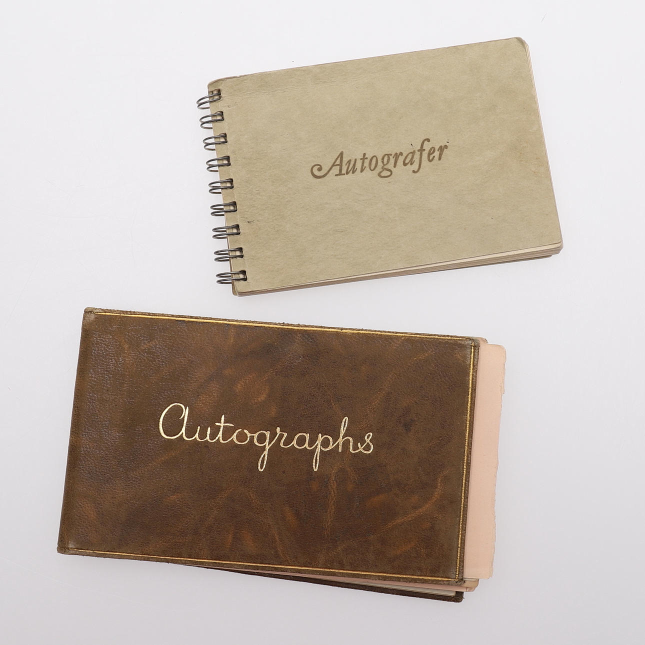 AUTOGRAF. Två autografblock med ca 50 autografer. Böcker, Kartor ...