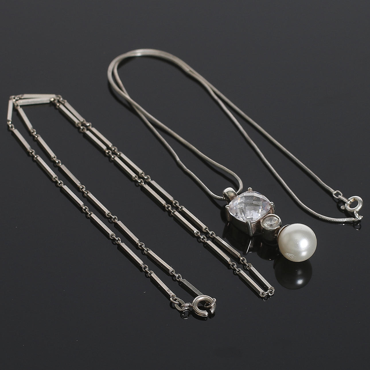 HALSBAND, 2 st, silver, 1900-talets slut. Vikt 21 gram.