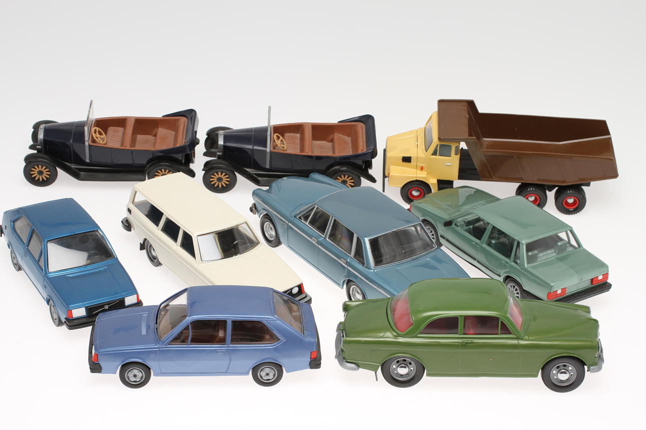 MODELLBILAR VOLVO 9 stycken i plast, "Made in Finland".