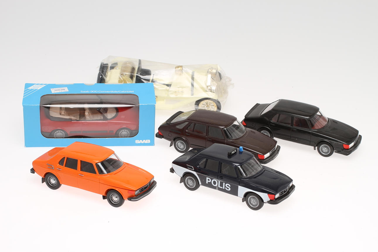 MODELLBILAR SAAB 5 stycken i plast, "Made in Finland".