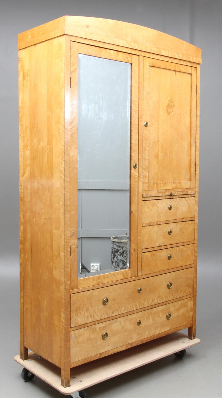 KLÄDSKÅP, Jugend, 1900-talets första kvartal.