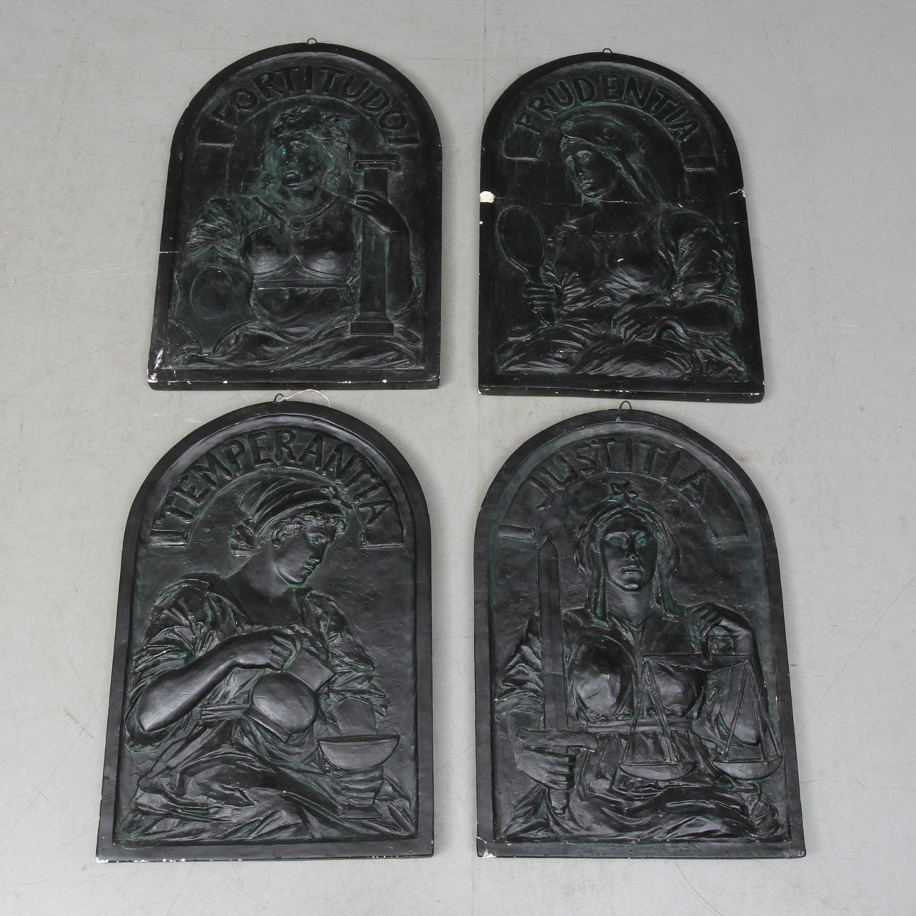 VÄGGRELIEFER, gips, föreställande gudinnor, 1900-talets första hälft.