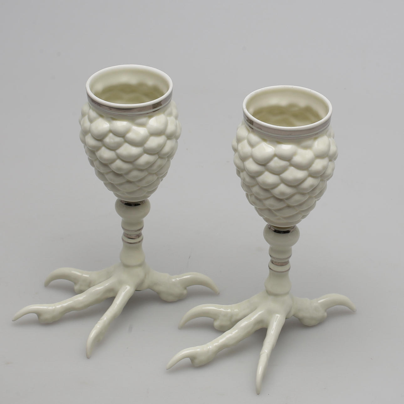 VINGLAS i porslin, 2 st. Märkt Hollohaza, 1950-tal, Ungern.