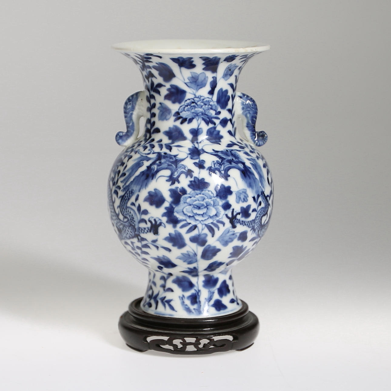 VAS på SOCKEL, porslin, sen Qing, Kina, 1800-tal.