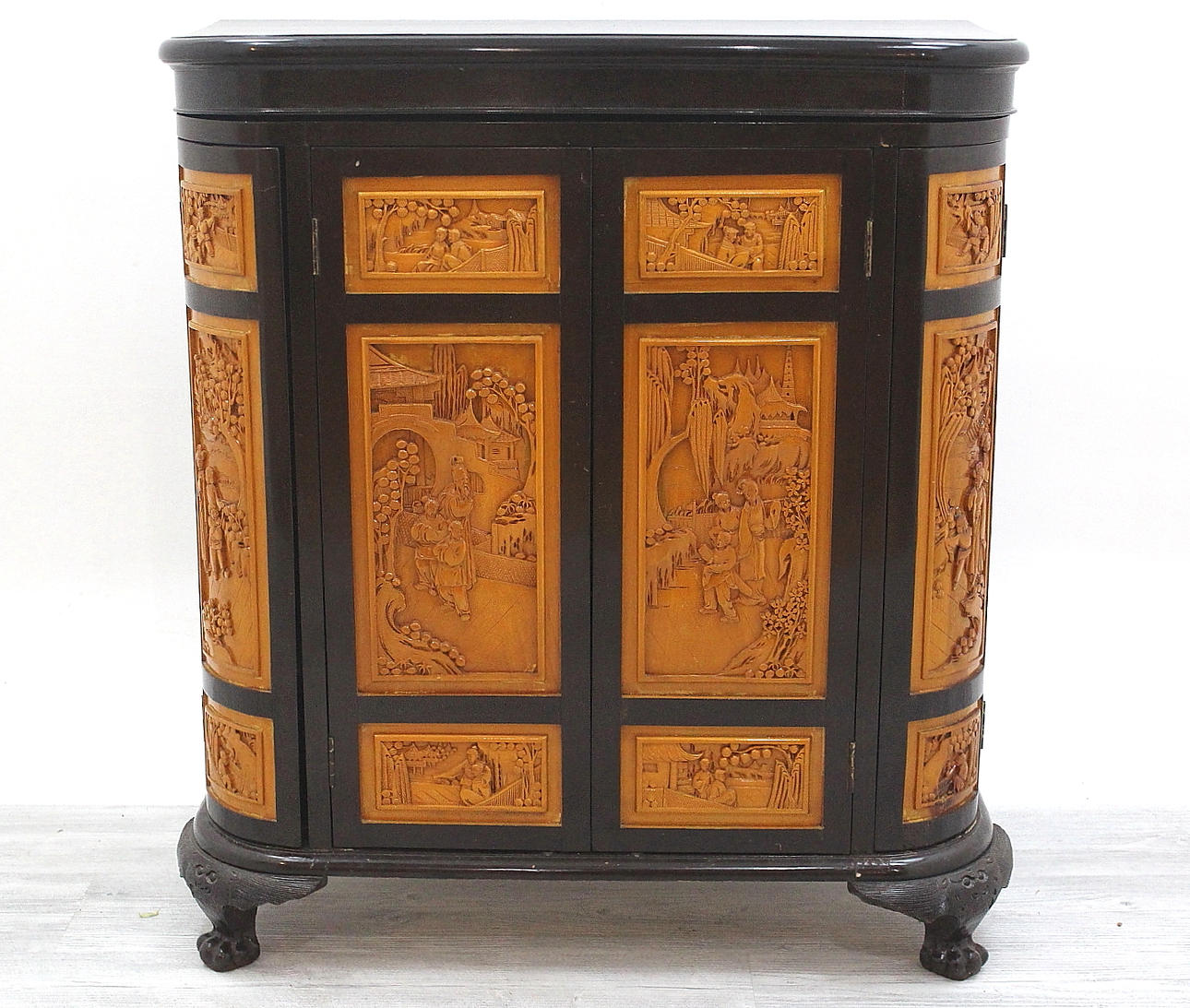 BARSKÅP asiatiskt med träsnideri.