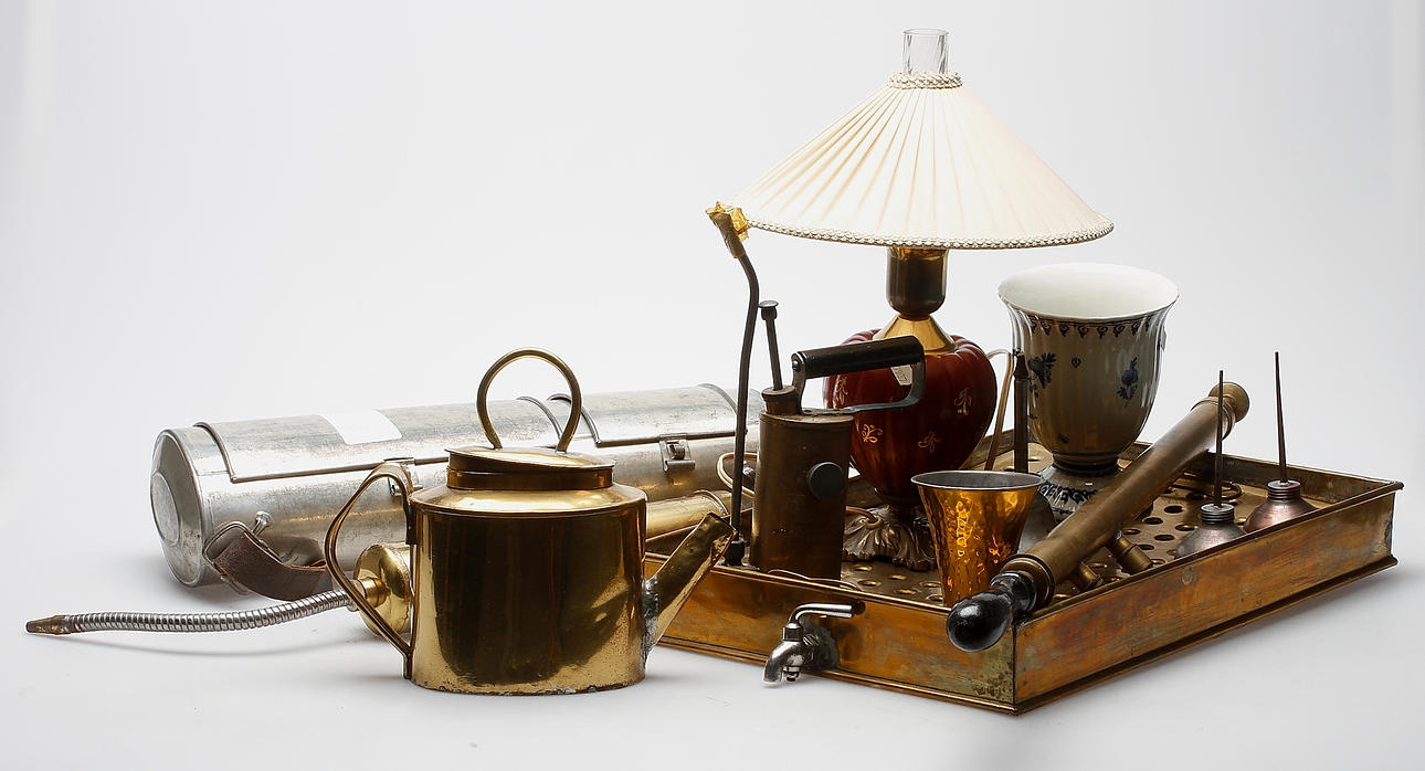 METALL och KERAMIK bland annat mässing.