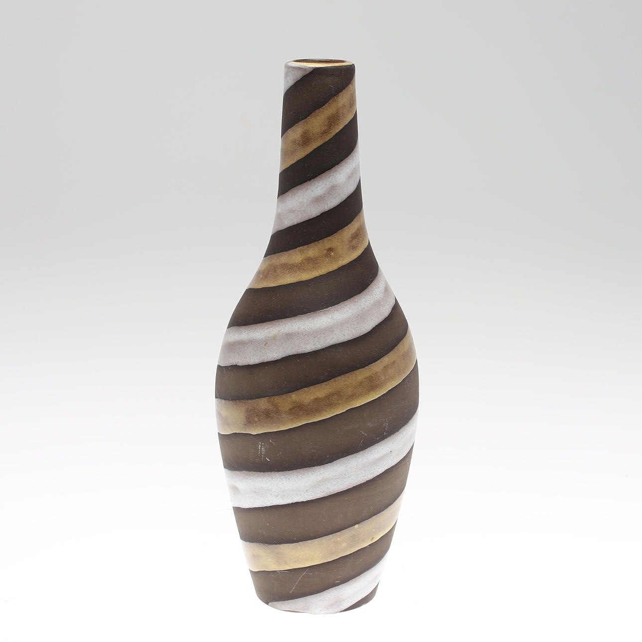 VAS i keramik. Upsala-Ekeby. Signerad Ingrid Atterberg.