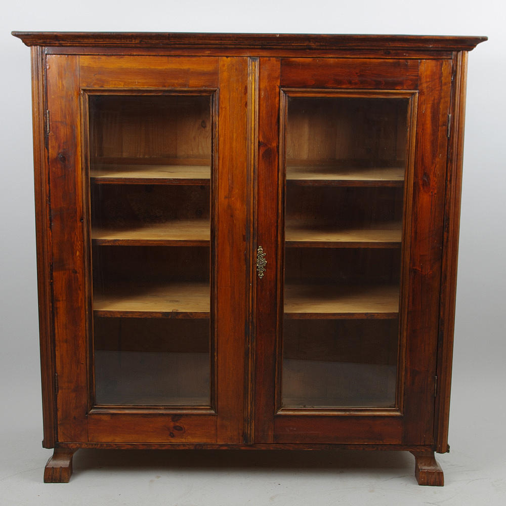 VITRINSKÅP, betsad fur, tidigt 1900-tal.