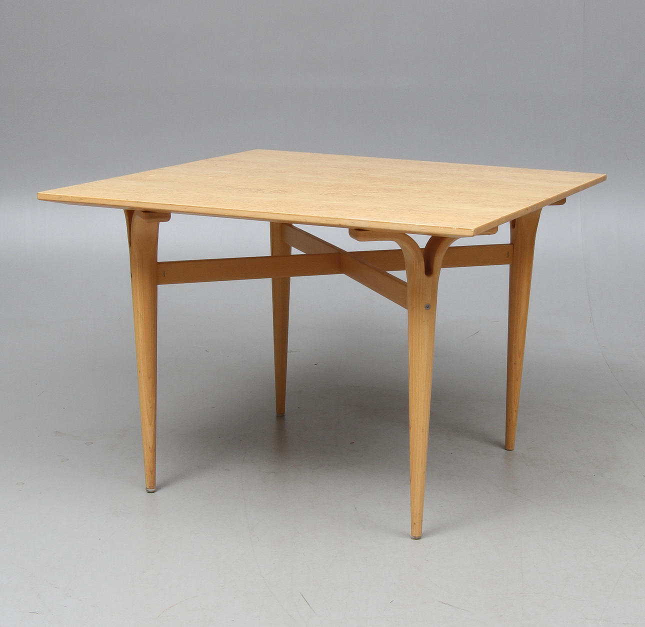 BORD, faner av masurbjörk, Design Bruno Mathsson, Bruno Mathsson International Värnamo.