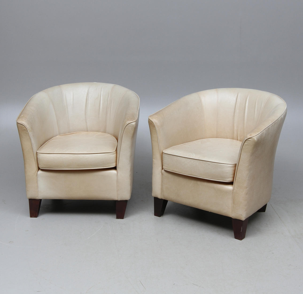 CLUBFÅTÖLJER, 1 par, skinn, 1900/2000-tal.