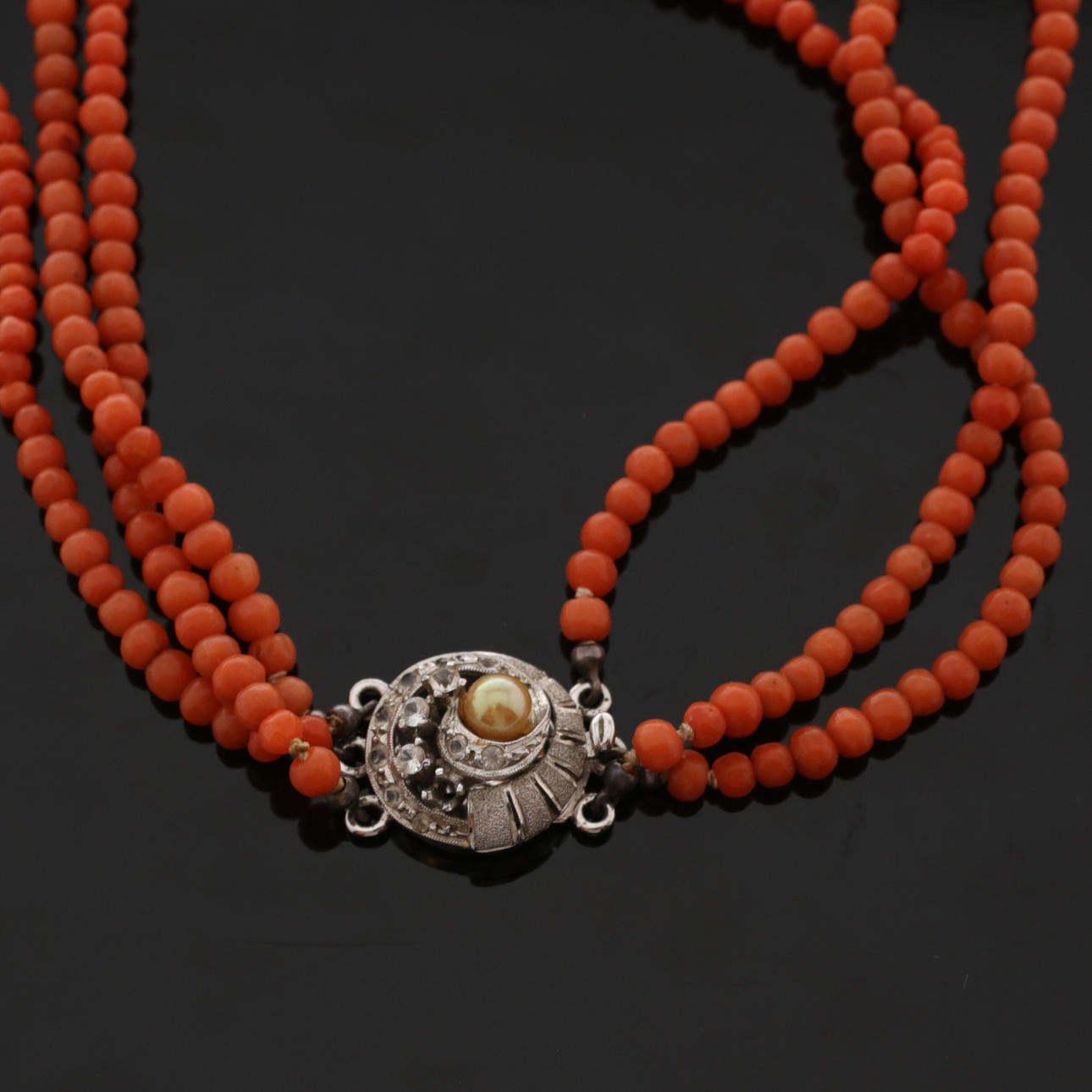 COLLIER, coral, 3 hileras.