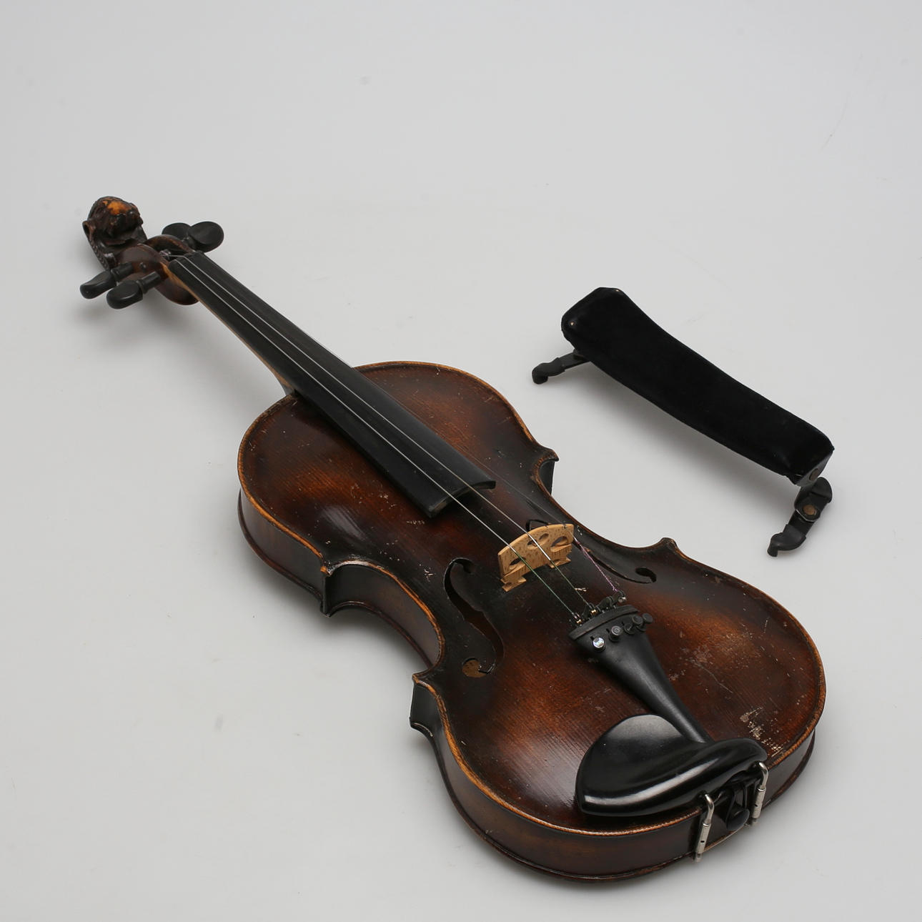 FIOL med stråke och tillhörande fodral. 1930-tal.