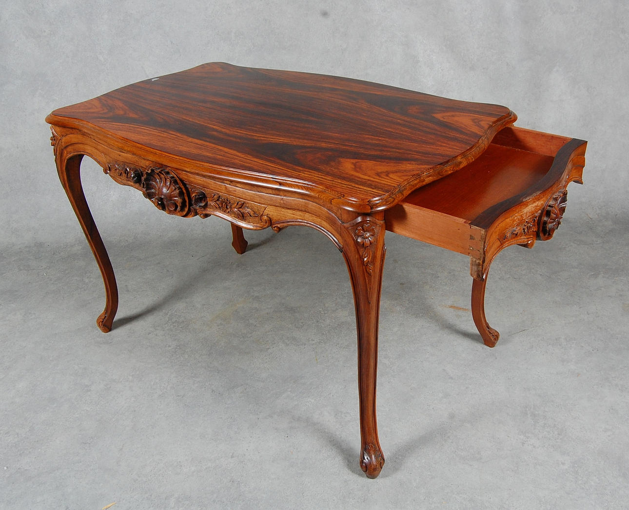 BORD, med låda, rikt skuret, rokokostil, 1900-tal.