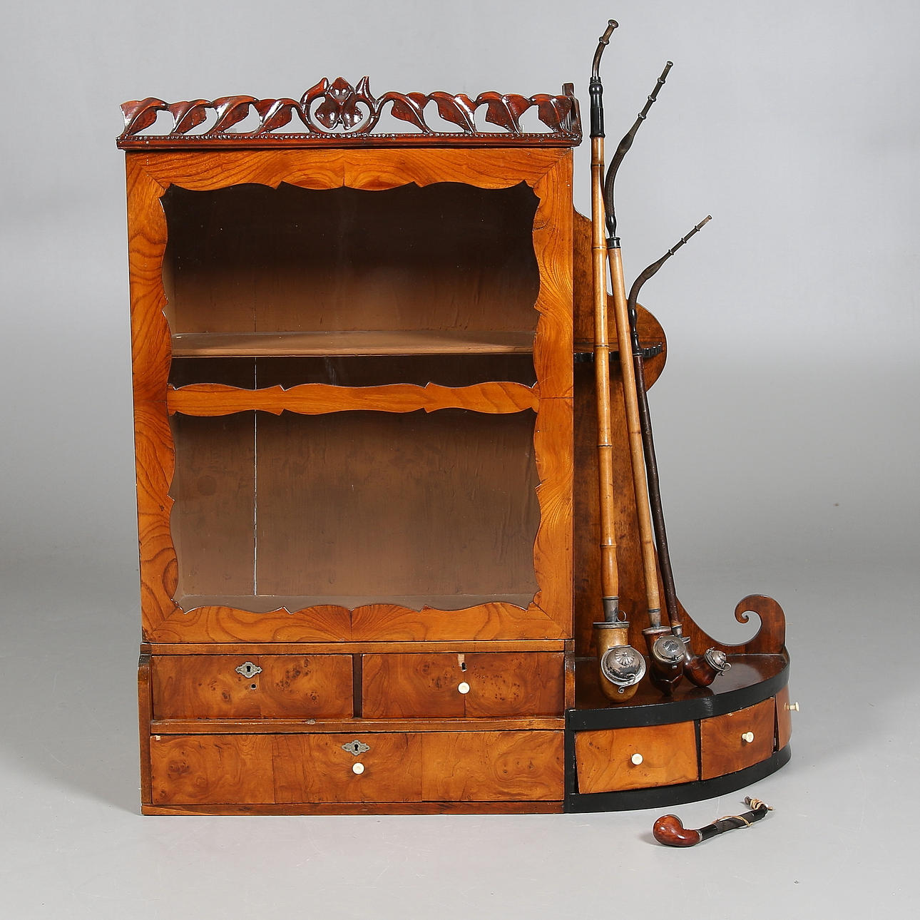 SKÅP med PIPSTÄLL för långpipor, 1800-talets mitt.