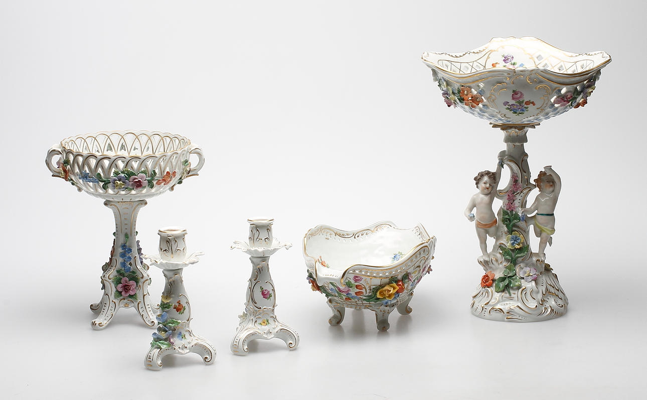 PORSLINSFÖREMÅL, 5 delar, rokokostil, Dresden, Tyskland.