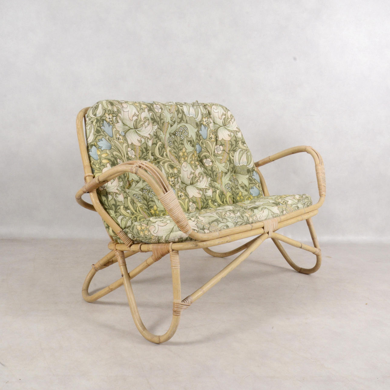 ROTTINGSOFFA, tyg Golden Lily William Morris.