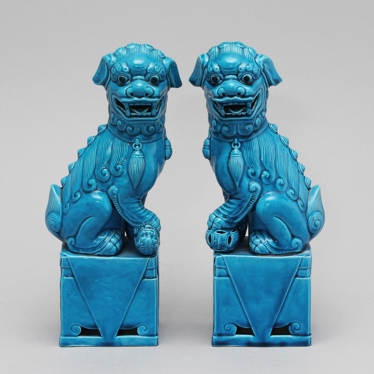 FIGURINER, ett par. Drakhundar. Kina, 1900-talets första hälft.
