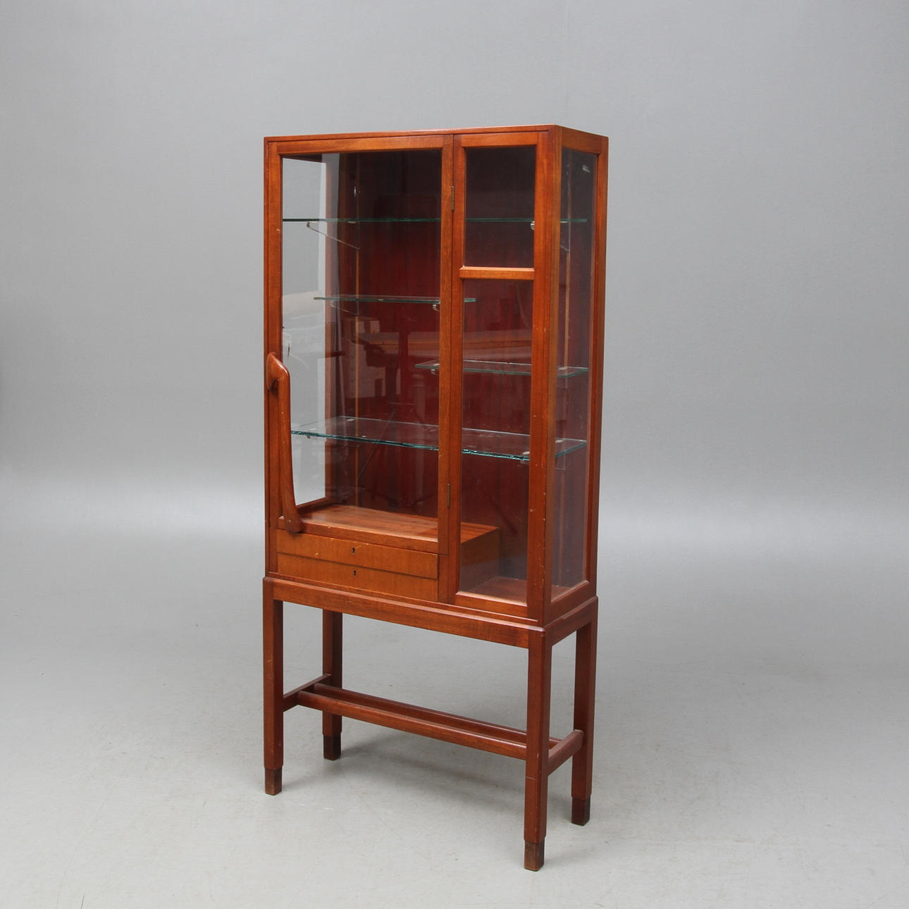 VITRINSKÅP, Folke Fribyter, trol. Åfors Möbelfabrik, omkring 1900-talets mitt.