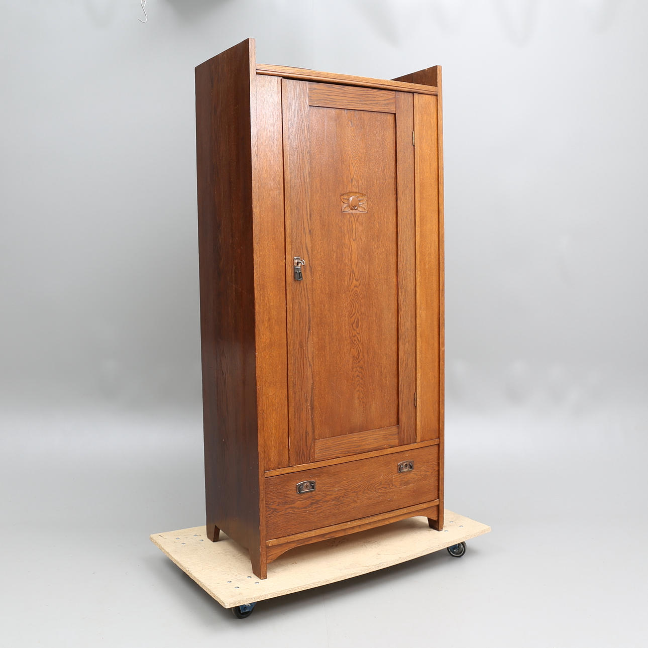 KLÄDSKÅP, senjugend, tidigt 1900-tal.